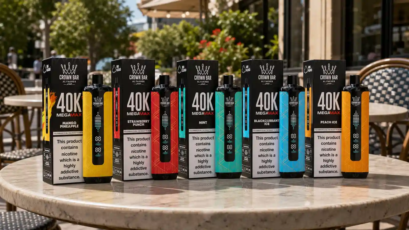 Cinq saveurs de l'Al Fakher Crown Bar 40K Mega Max alignées avec leurs étuis : Mango Pineapple, Strawberry Punch, Mint, Blackcurrant Ice et Peach Ice