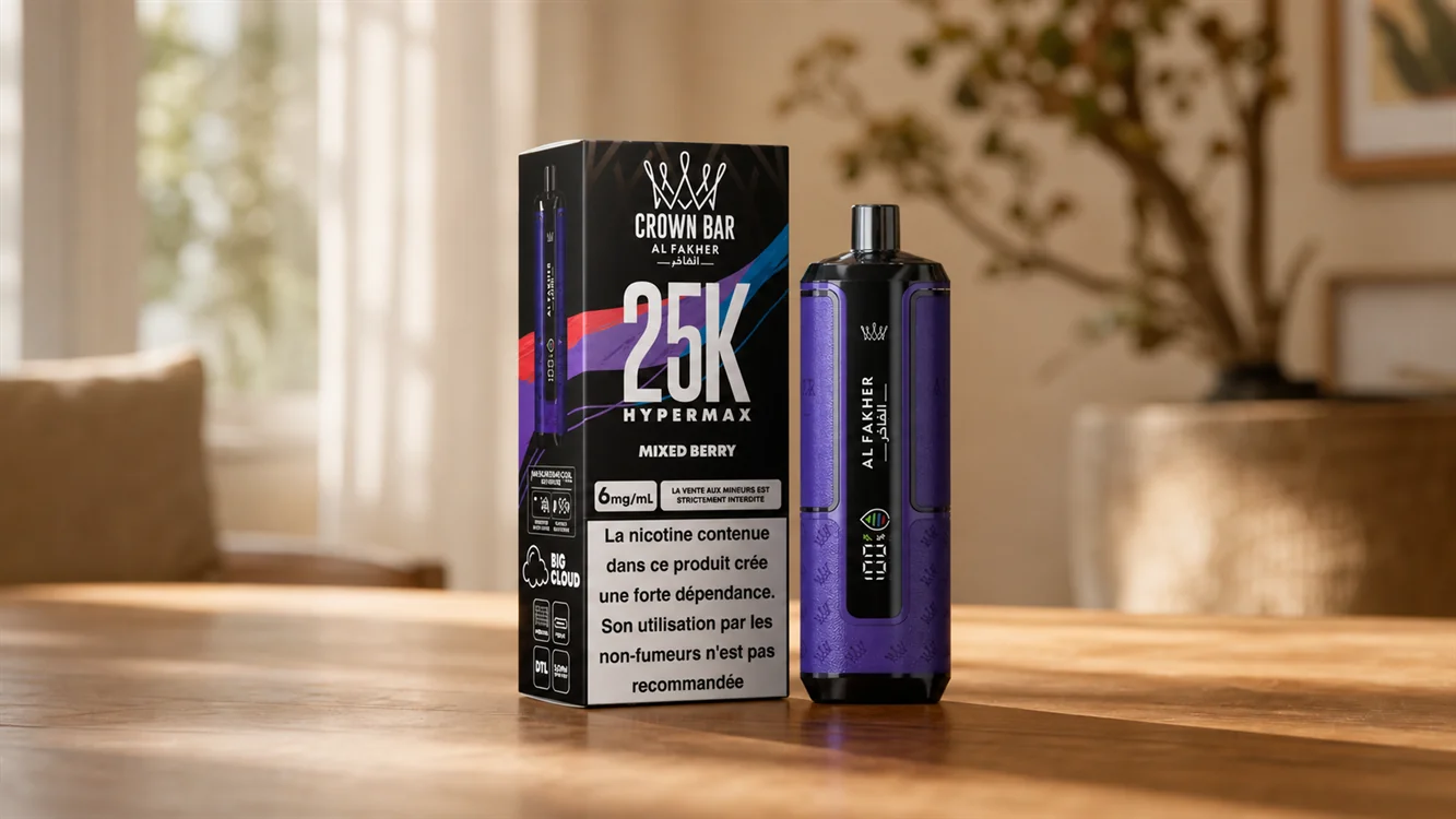Al Fakher Crown Bar 25K Hyper Max Mixed Berry posé sur une table en bois, boîtier et pod avec écran LED allumé