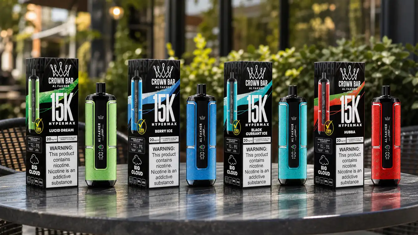 Plusieurs saveurs de l’Al Fakher Crown Bar 15K Hyper Max présentées en terrasse de café