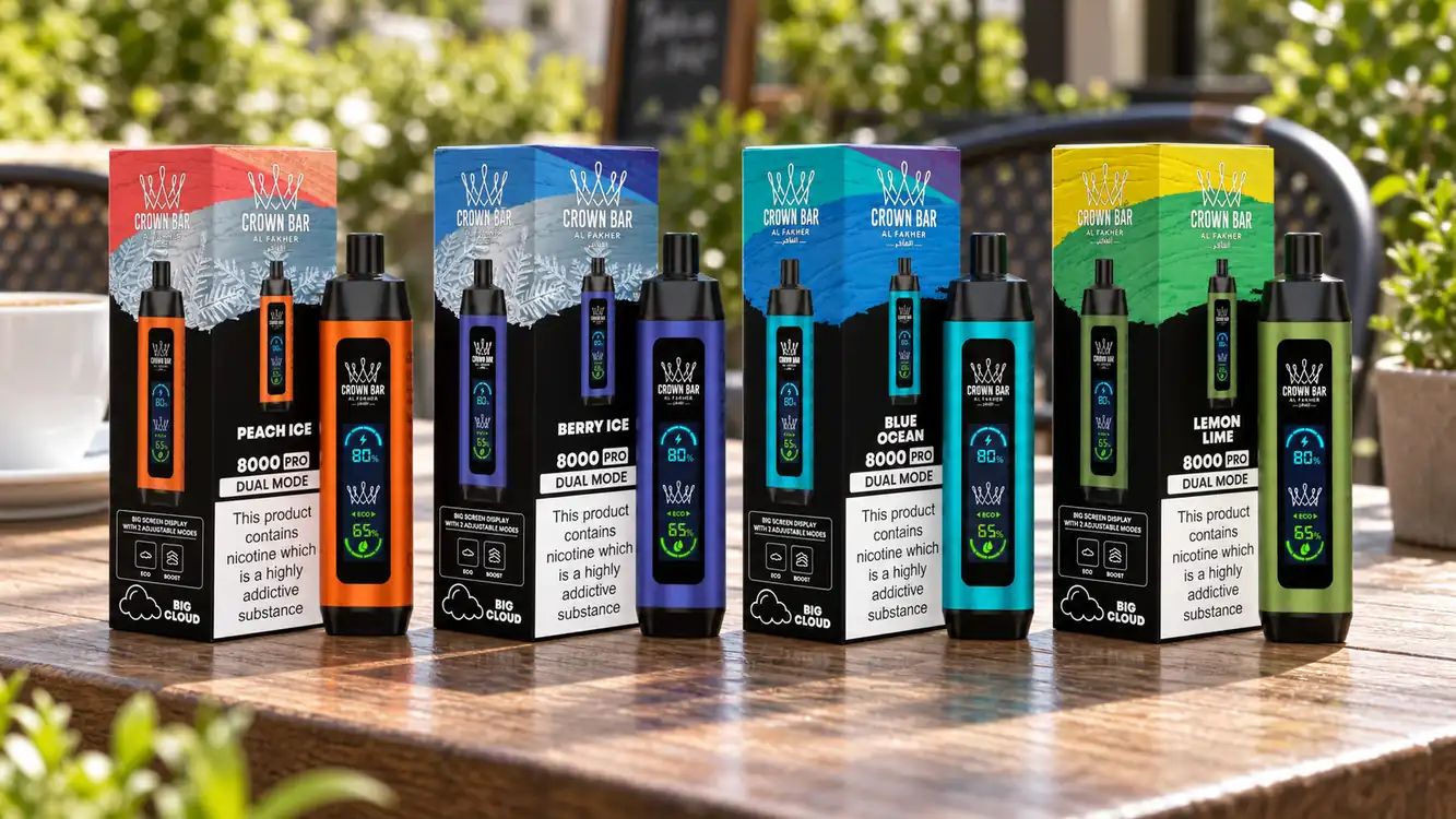 Quatre saveurs Al Fakher Crown Bar 8K Pro, Peach Ice, Berry Ice, Blue Ocean et Lemon Lime, avec leurs boîtes en terrasse de café